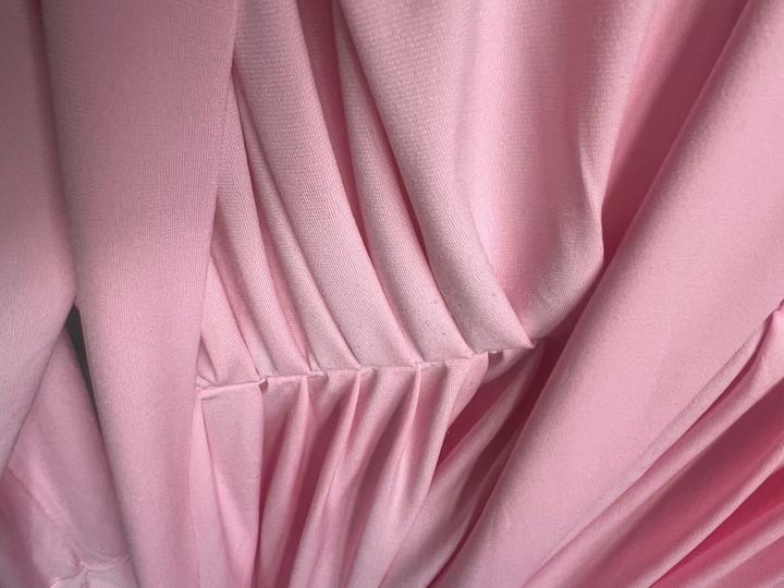 Розовое платье