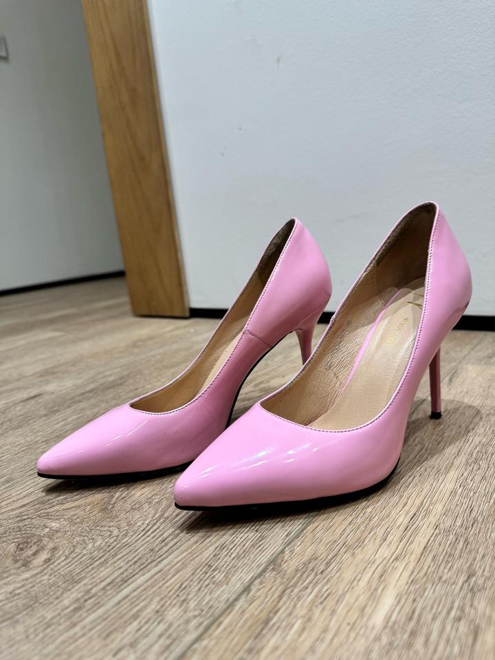 Розовые лакированные туфли
