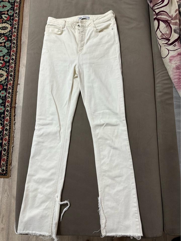 Джинсы Zara кремового цвета