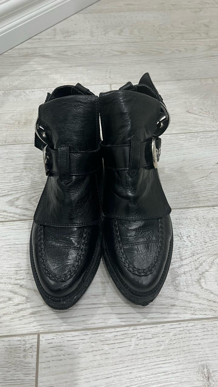 Продаются ботинки