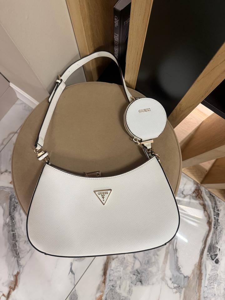 Белая сумочка Guess