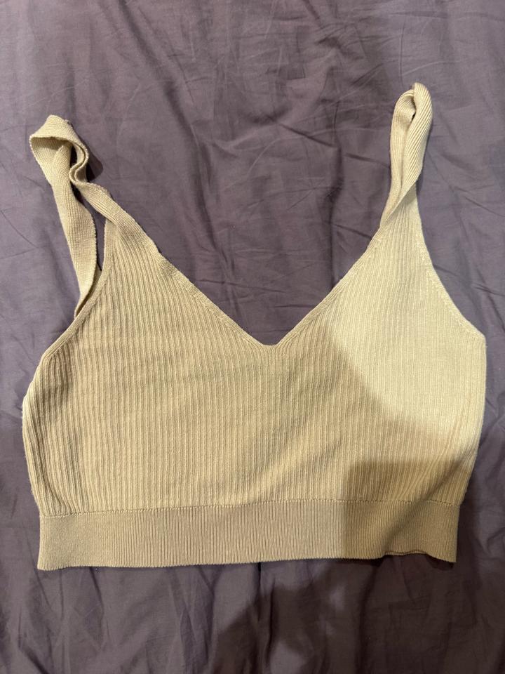 Топ пойдет на S тоже не оптягивает мягки ткань