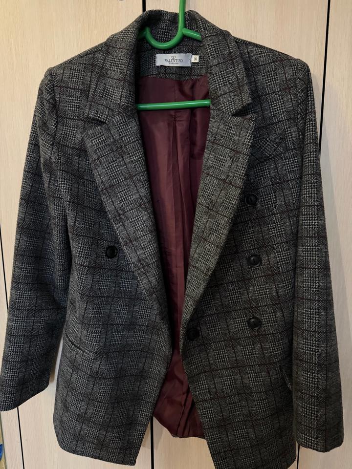 Серый пиджак в клетку