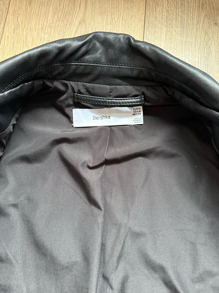 Черный жилет от Bershka