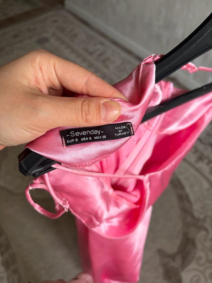 Платье атласное розовое