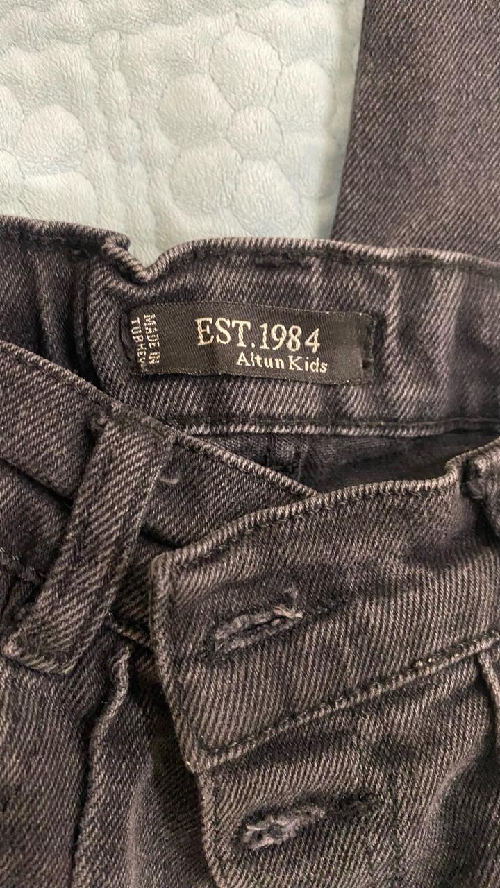 чёрные джинсы