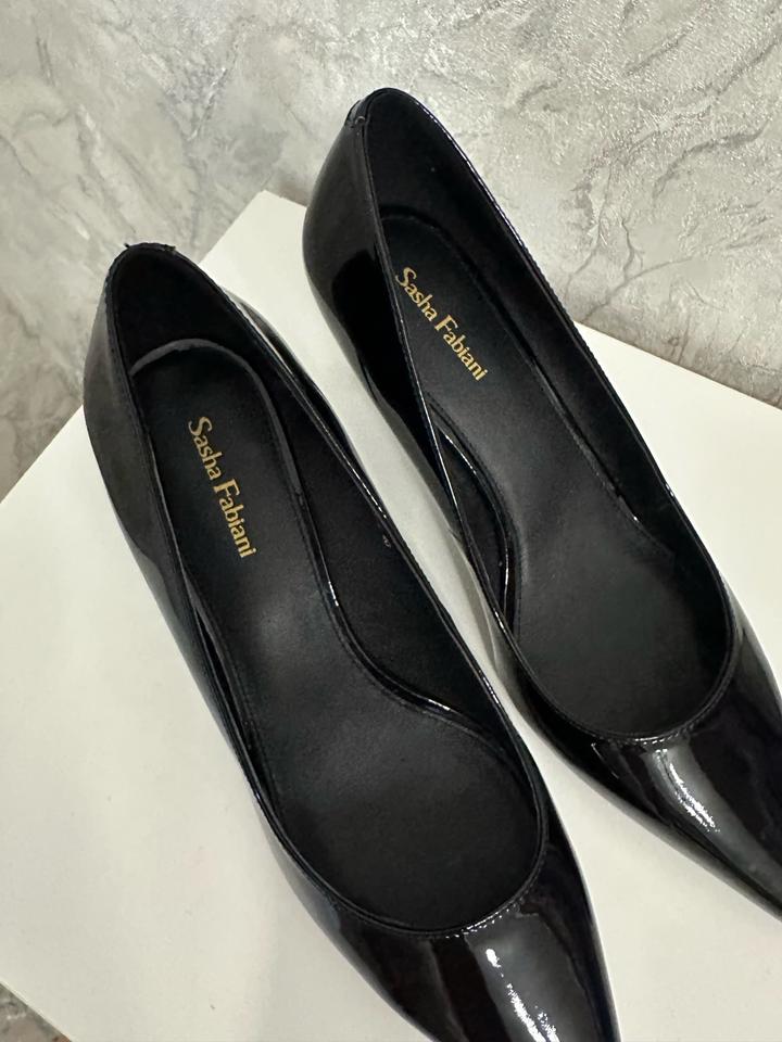 Черный лакированный туфли