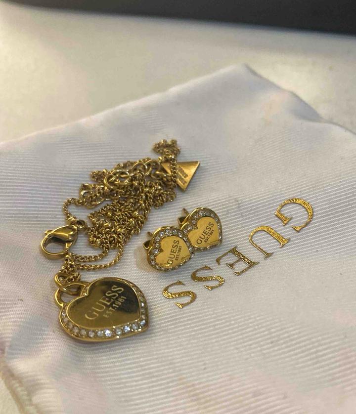 Продам комплект Guess:колье и серьги-пуссеты
