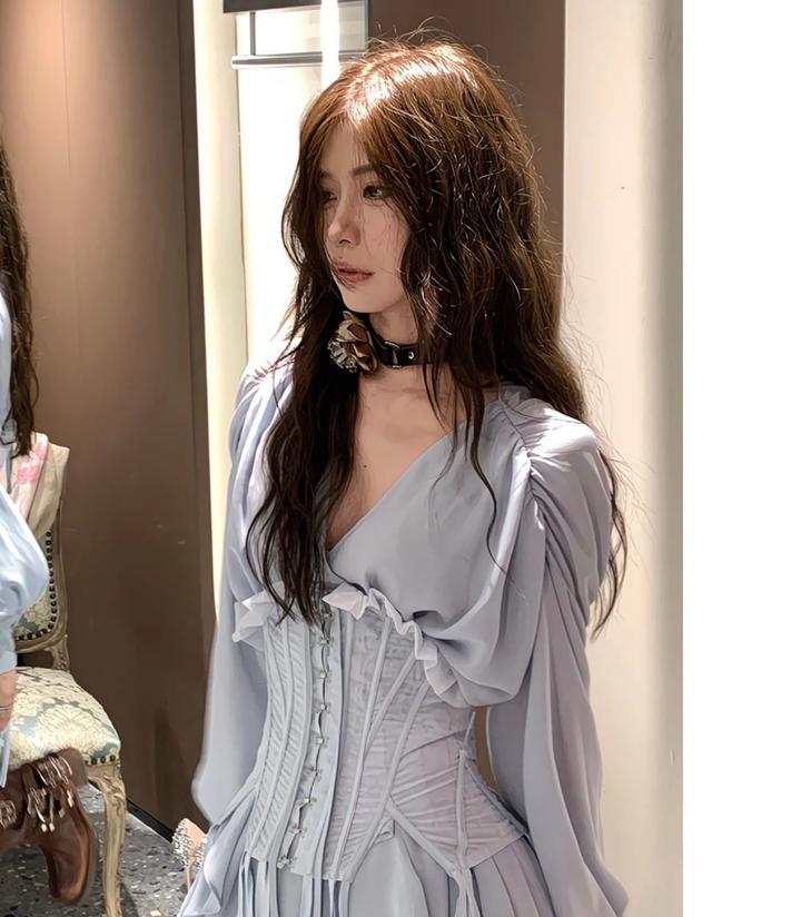 Голубое платье