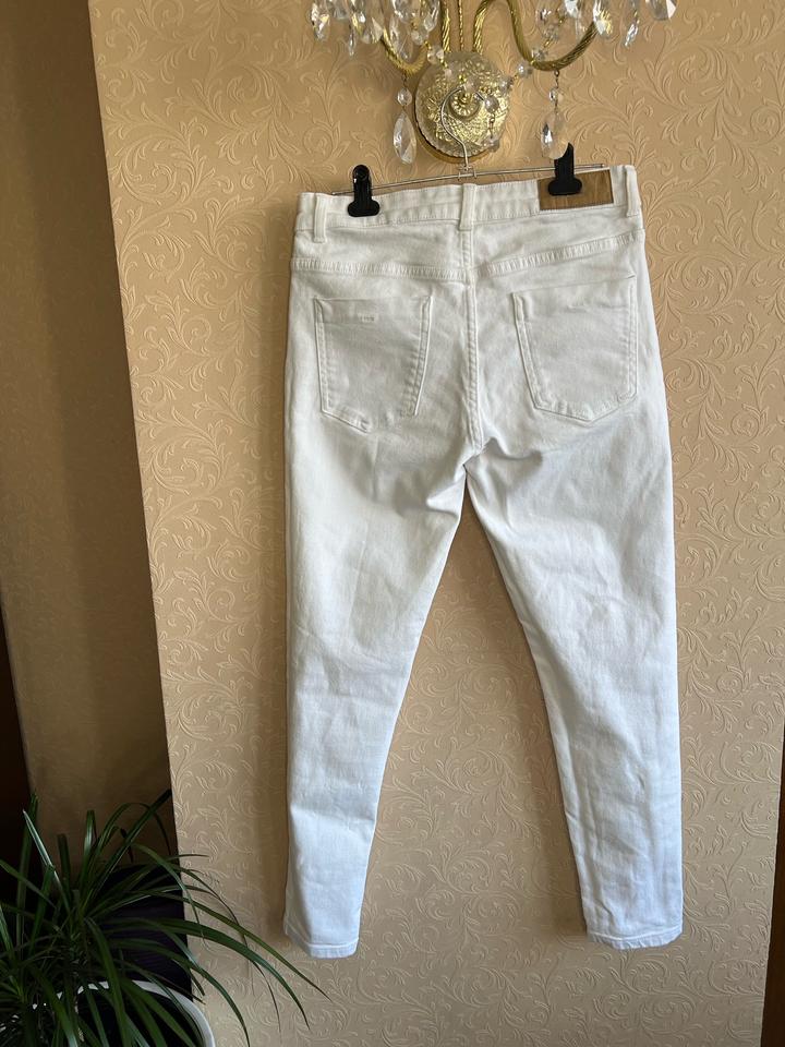 Белые джинсы Zara