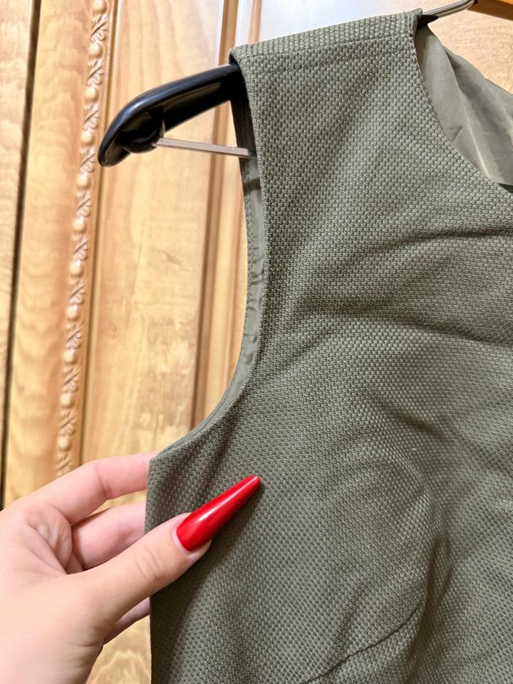 Платье H&M цвета хаки с подкладом и декоративными молниями