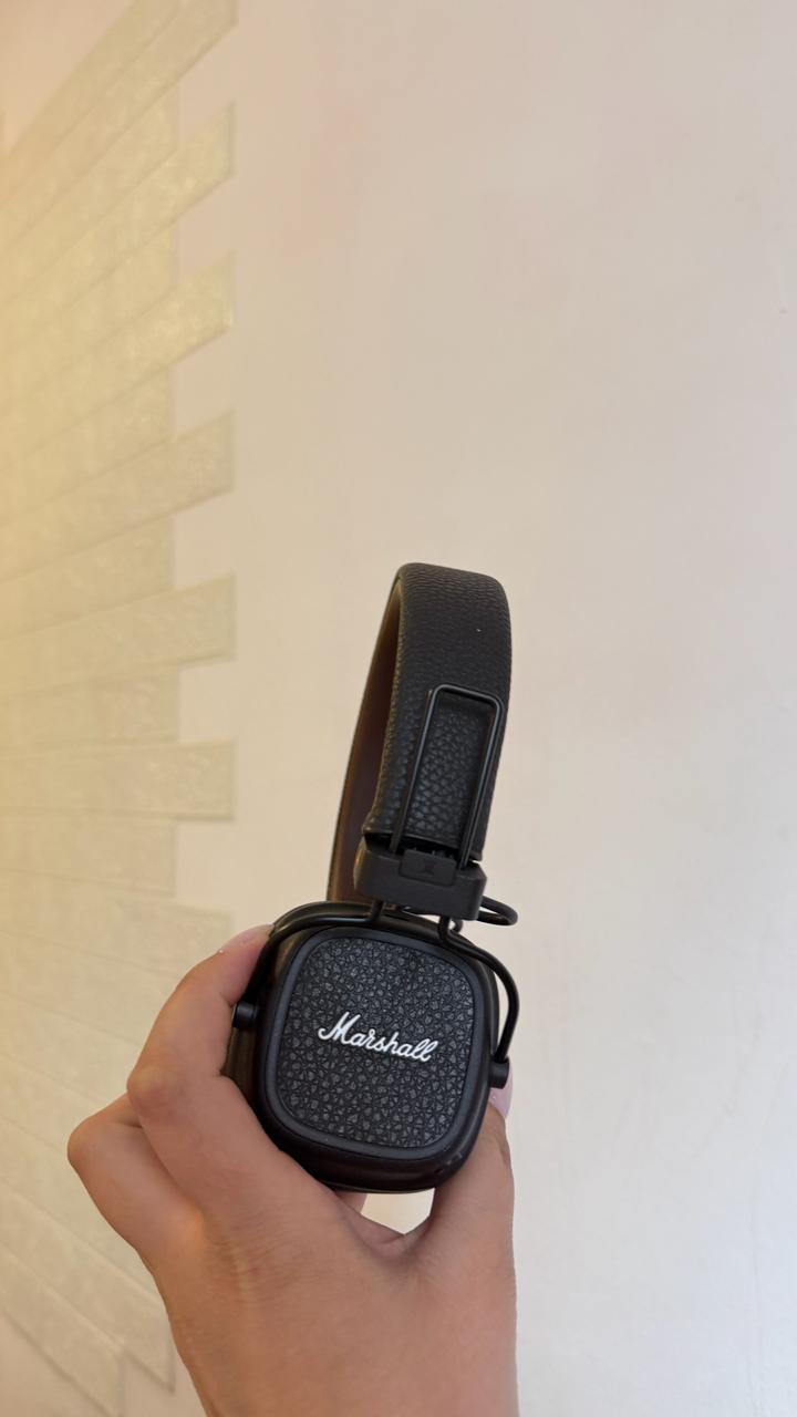 Коричневый наушник Marshall