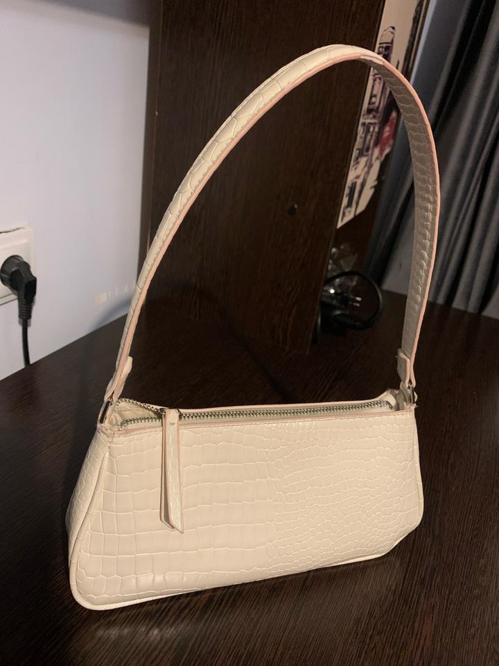 Сумка Stradivarius бежевая лаковая