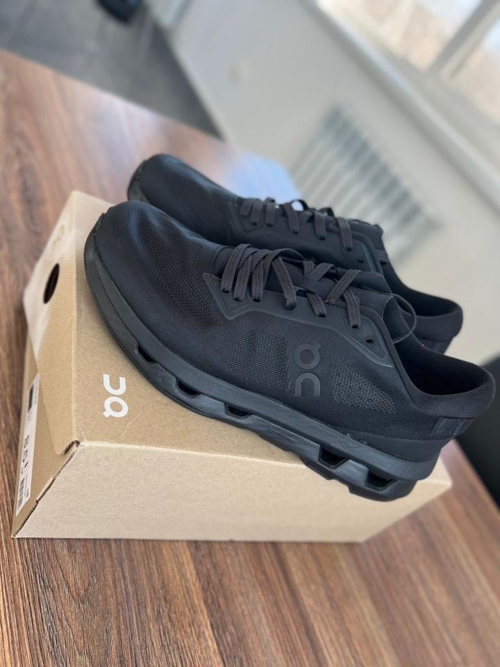 Продам мужские кроссовки On Cloudzone