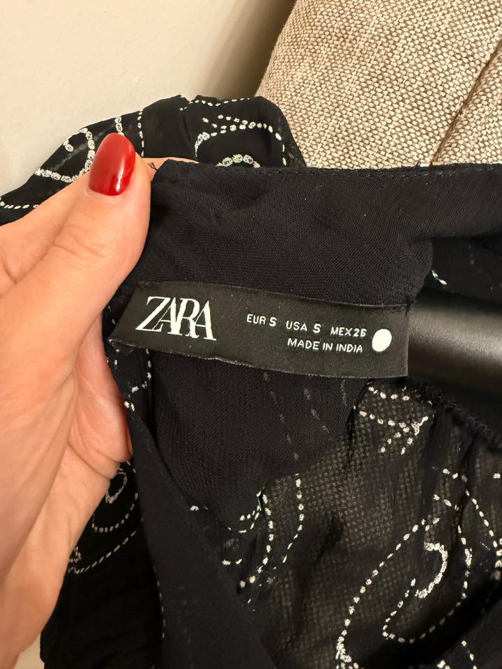 Черное платье с вышивкой Zara