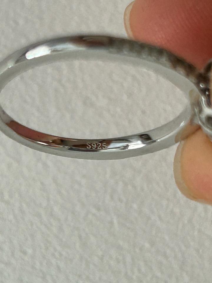Серебряное кольца с муассонитом