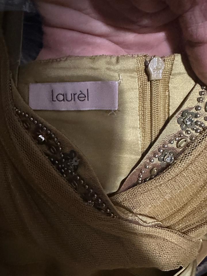 золотое платье от люксового бренда Laurel имеет размер 38 и выполнено из комбина