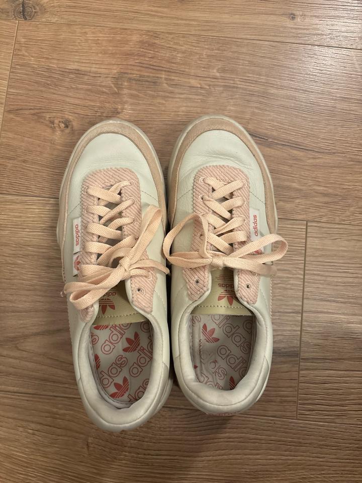 Бежевые кроссовки adidas