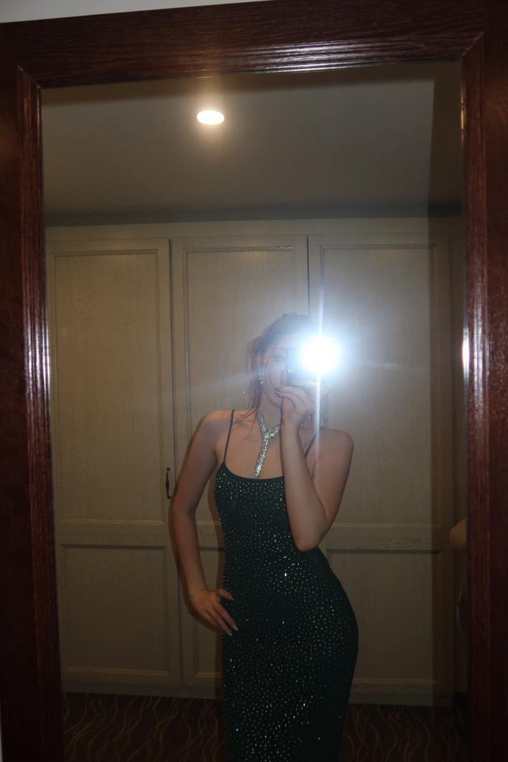 Зелёное платье с камушками