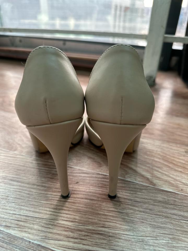 Туфли бежевые на высоком каблуке размер 37