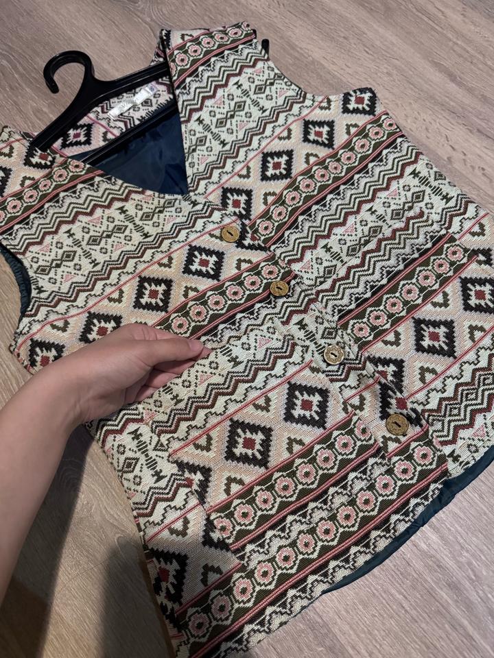 Жилетка с орнаментами