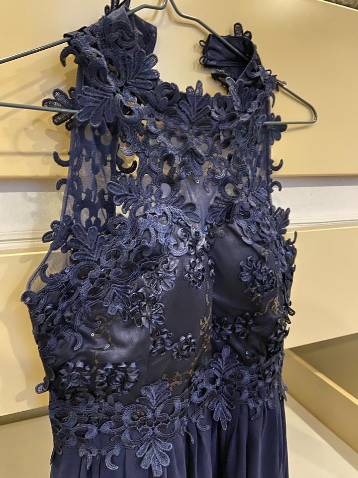 Вечернее платье, с открытыми руками, очень элегантное, в идеальном состоянии.