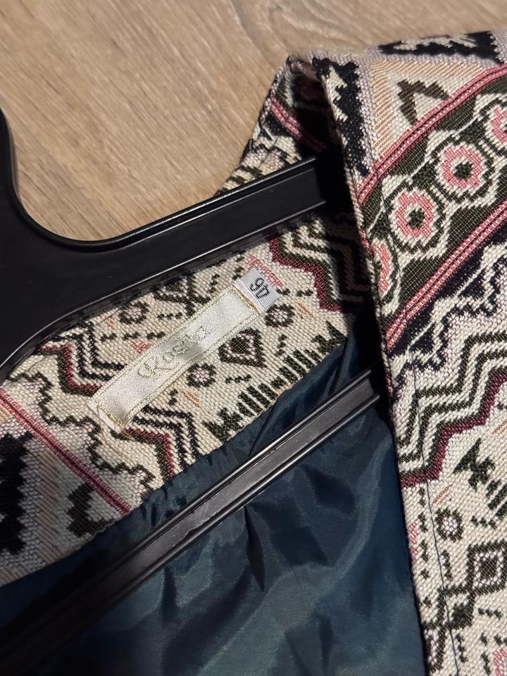 Жилетка с орнаментами