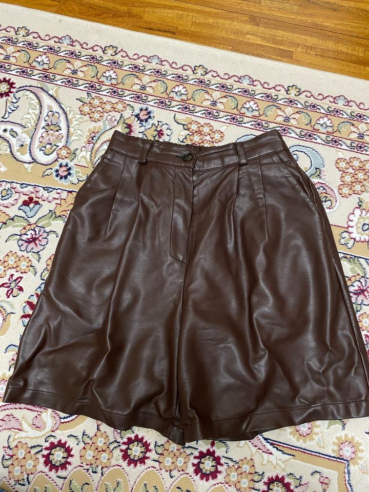 Кожаные шорты в коричневом цвете