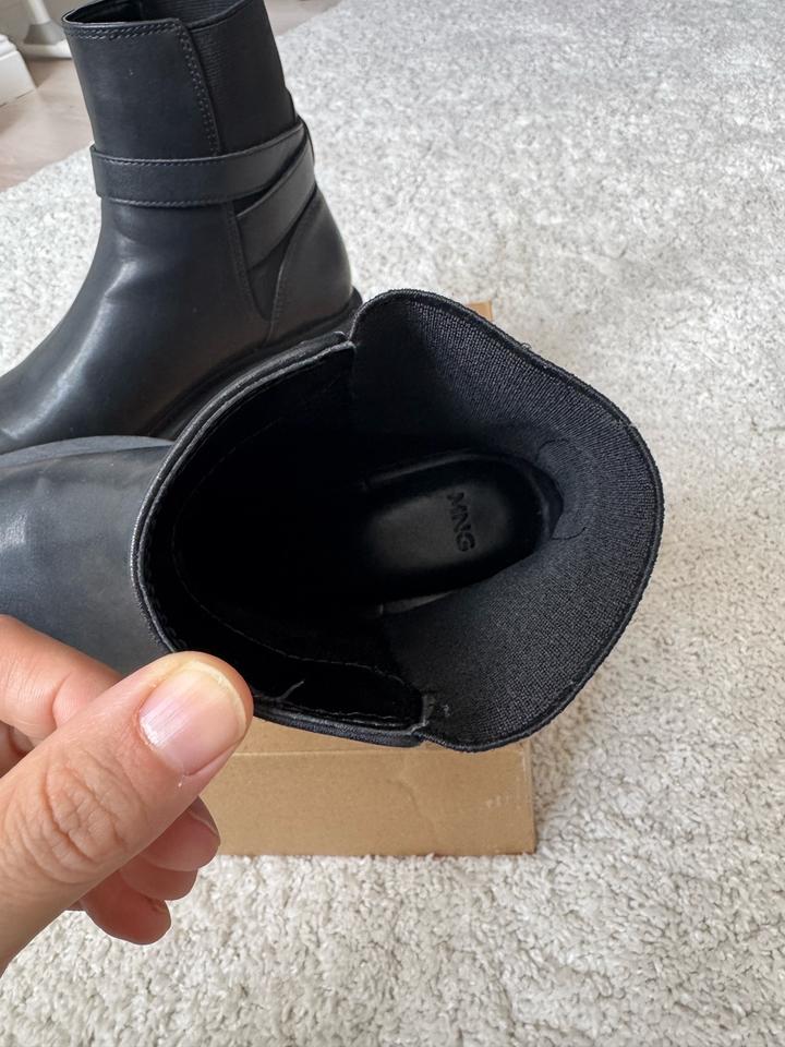 Черные осенние сапоги от Манго