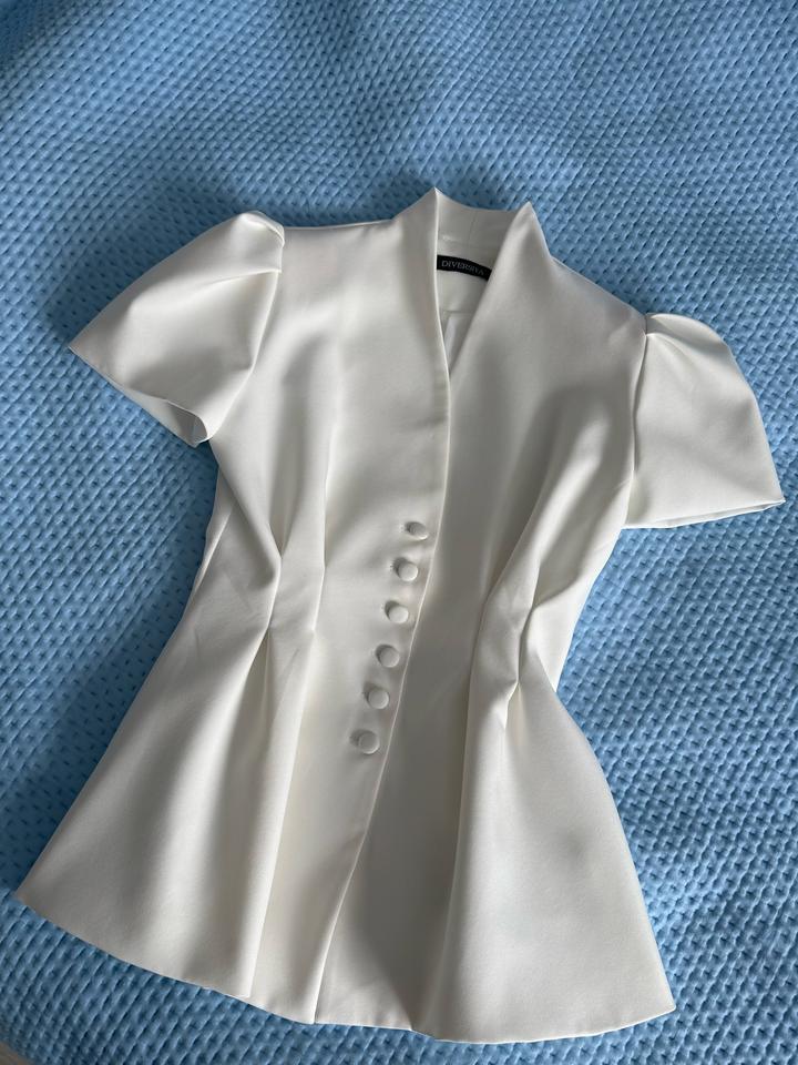 Приталенный жакет с пуговицами