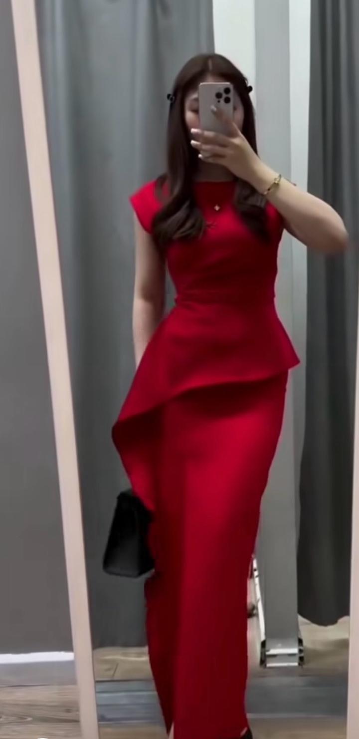 красное платье без рукавов