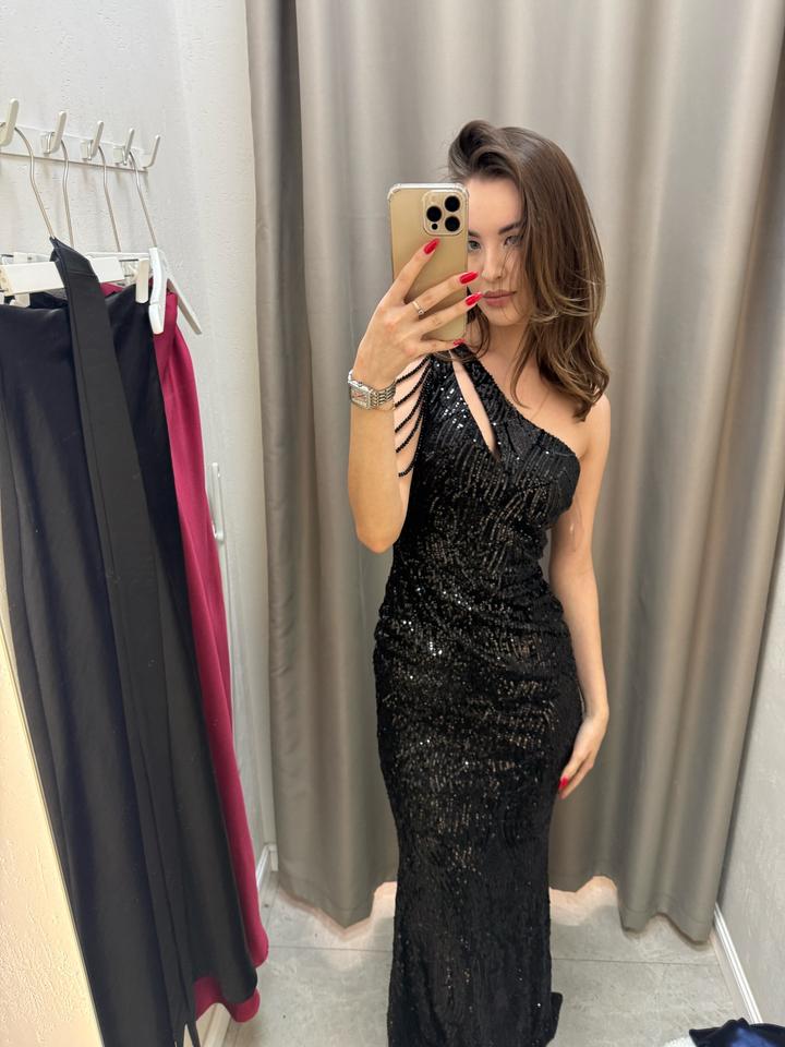 Черное платье в пайетках Vierra