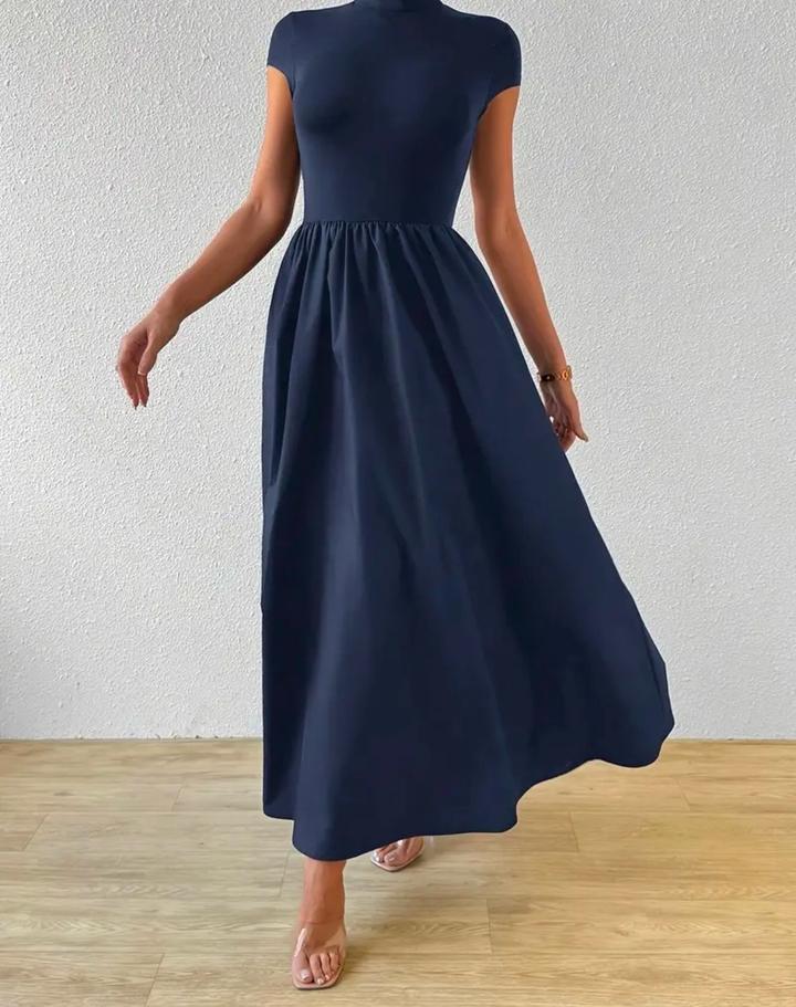 Тёмно синее платье с карманами.