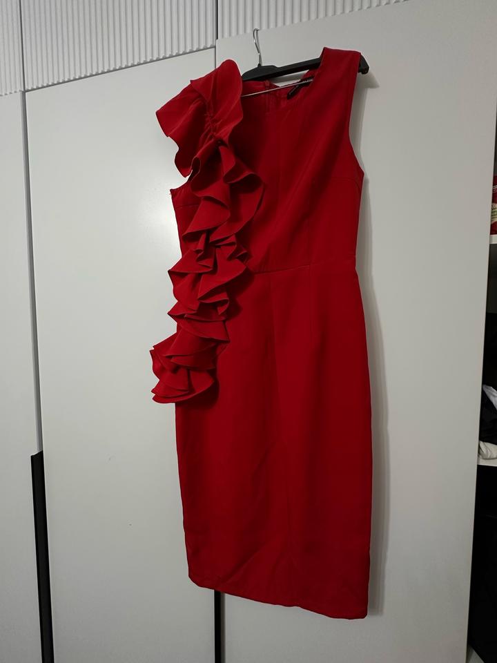 Платье красное