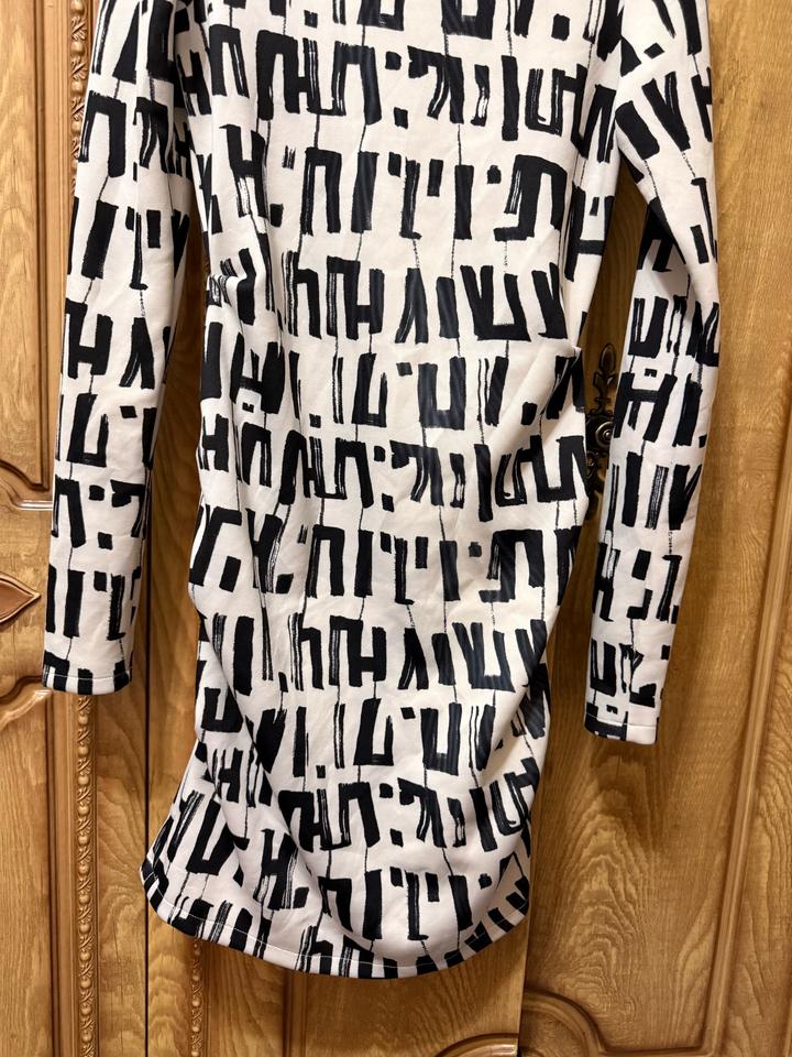 Платье с акцентным oversized-воротником • необычный крой • выглядит очень стильн