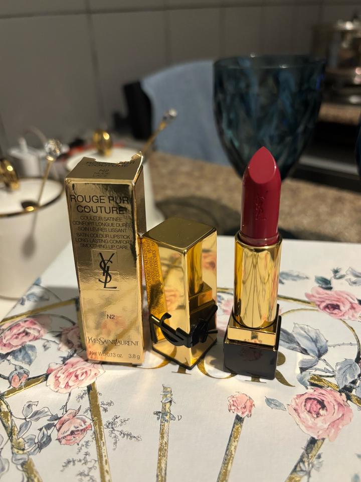 Помада для губ сияющая и увлажняющая