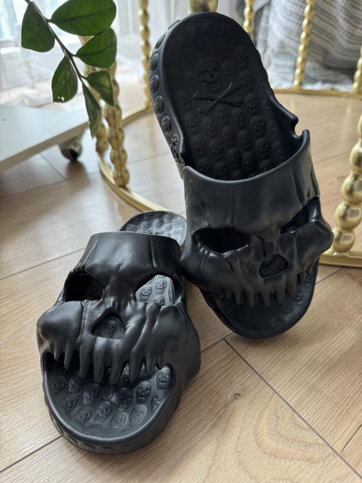 стильные черные шлепанцы