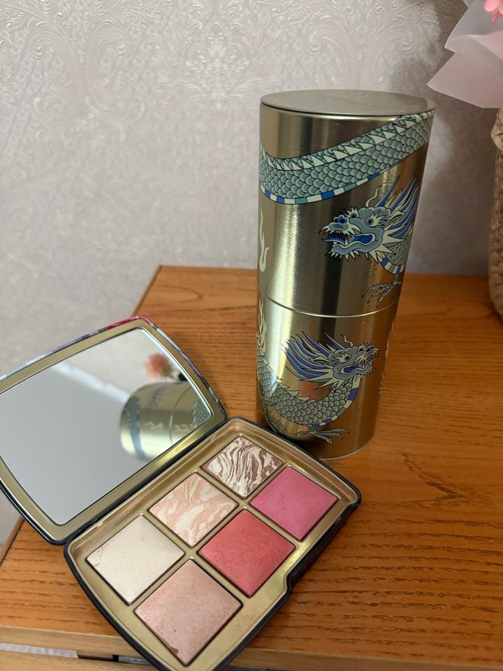 Палетка HOURGLASS