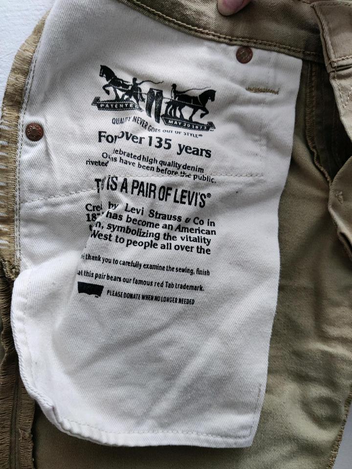 Мужские джинсовые шорты Levi's 502 бежевого (хаки) цвета