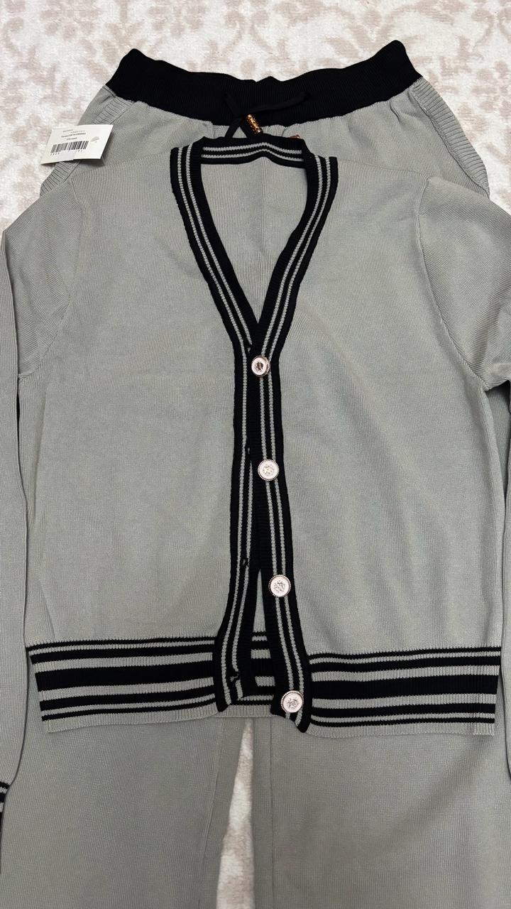 Двойка серый