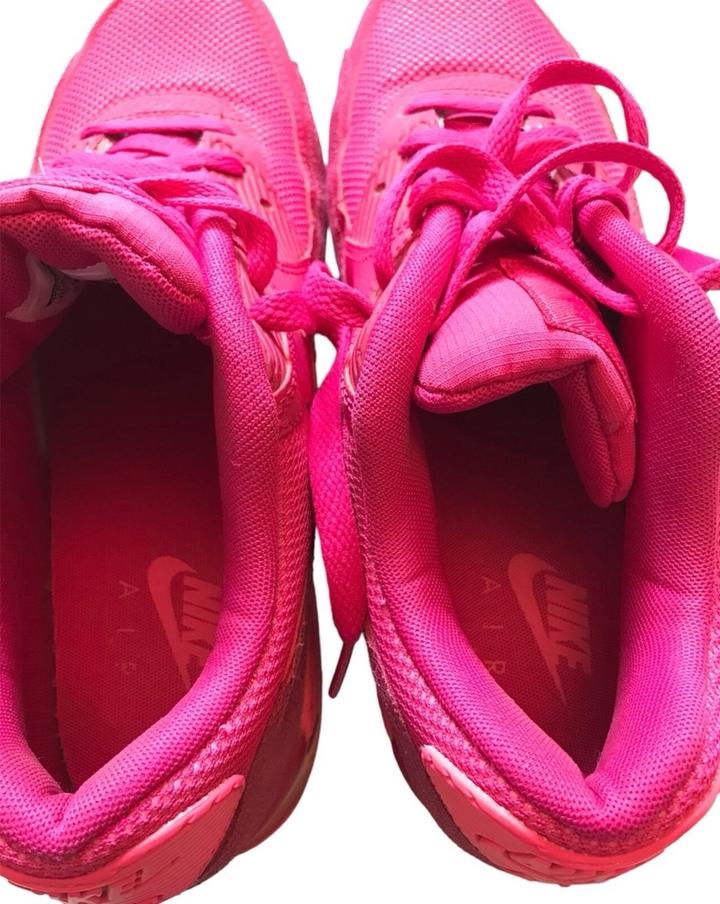 Nike Air Max 90 (Fireberry) идеальный выбор для тех, кто ценит стиль и комфорт