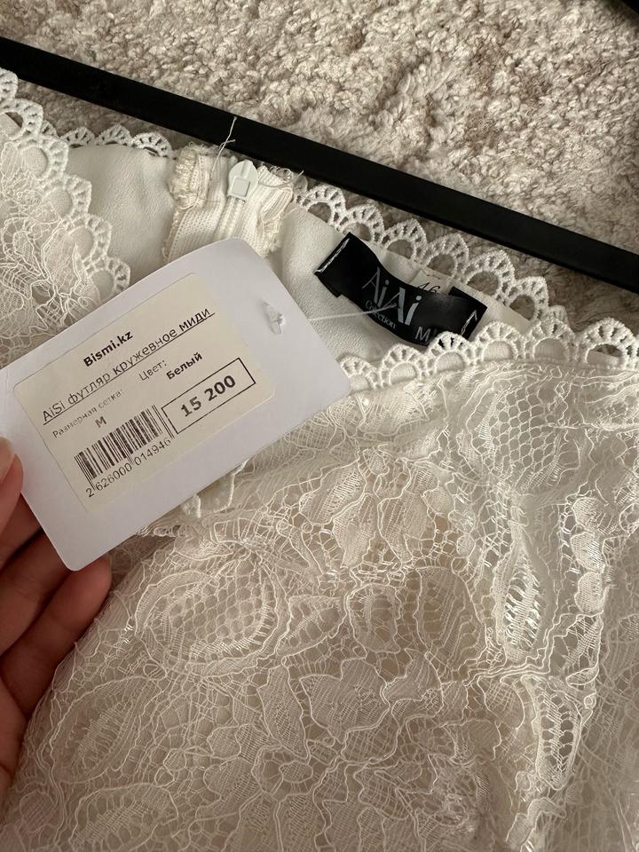 Белое кружевное платье