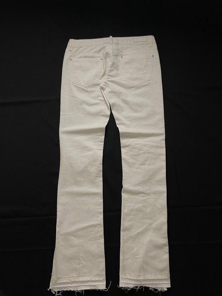 Белые джинсы с шипами