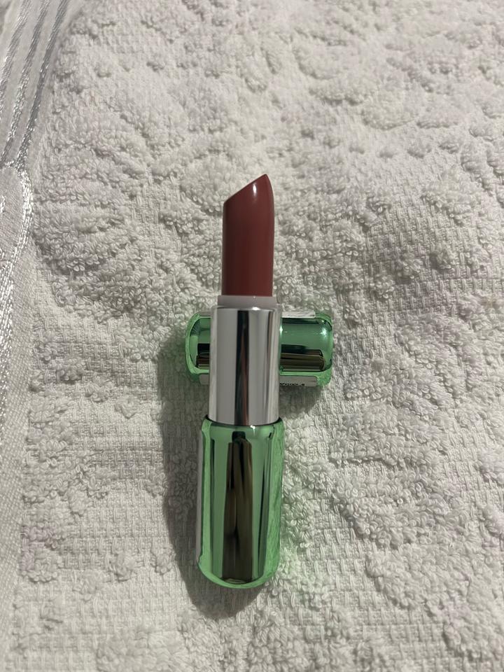 Губная помада Clinique Pop™ Longwear Lipstick в оттенке № 41 Petal Pop satin