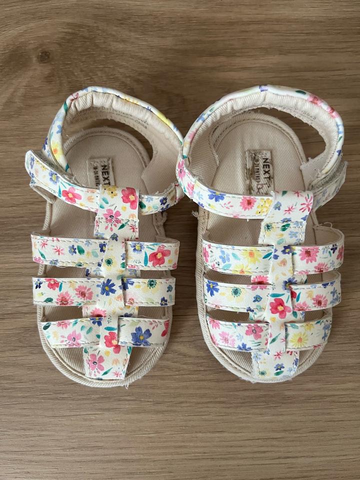 Босоножки next