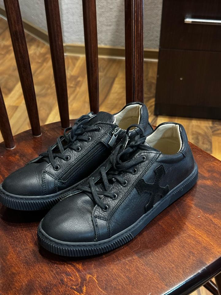 Кожаные кроссовки