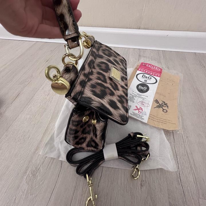 Мини-сумка от Dolce & Gabbana в лаковой коричневой коже