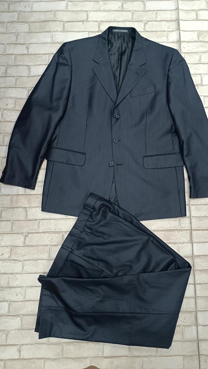 Мужской серый костюм в полоску