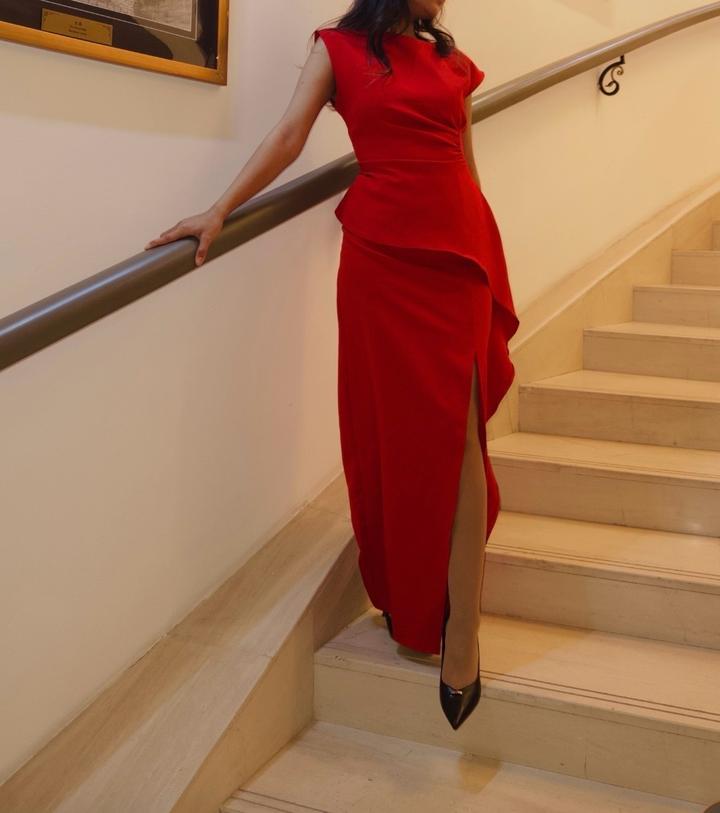 красное платье без рукавов