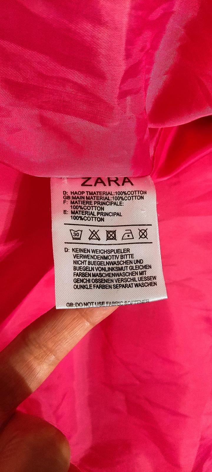 розовая куртка